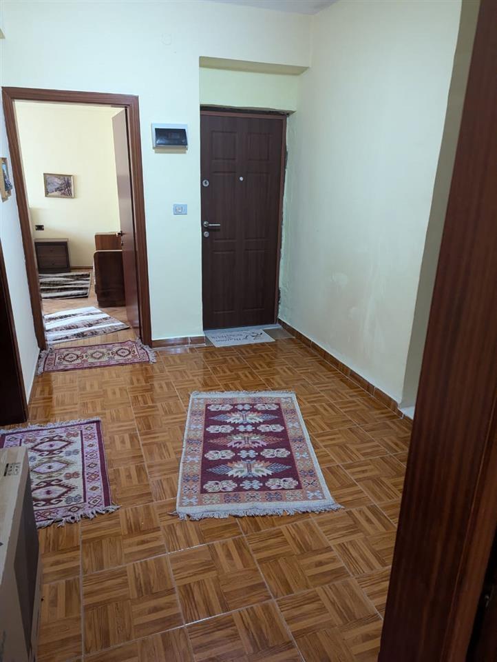 Qera 2+1, qendra tiran. 5 minuta nga blloku dhe shallvaret