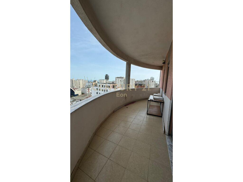 JEPET ME QERA APARTAMENTI 3+1+2 PRANE QENDRES TREGTARE ,BLUE