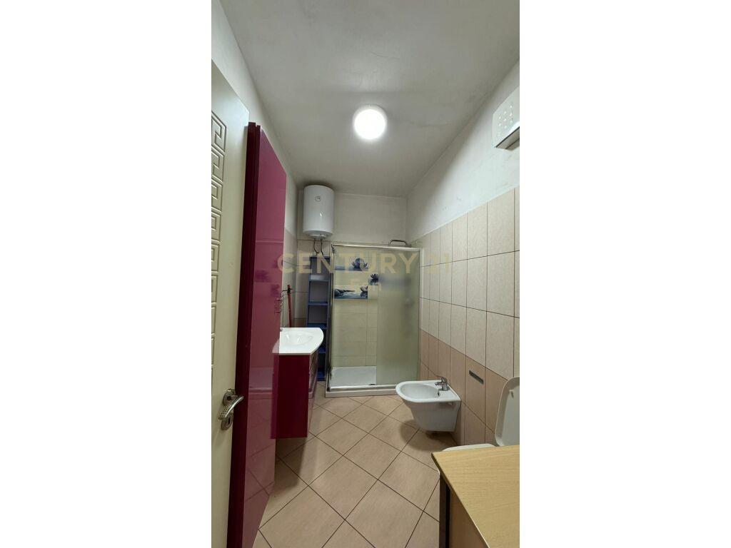 JEPET ME QERA APARTAMENTI 3+1+2 PRANE QENDRES TREGTARE ,BLUE