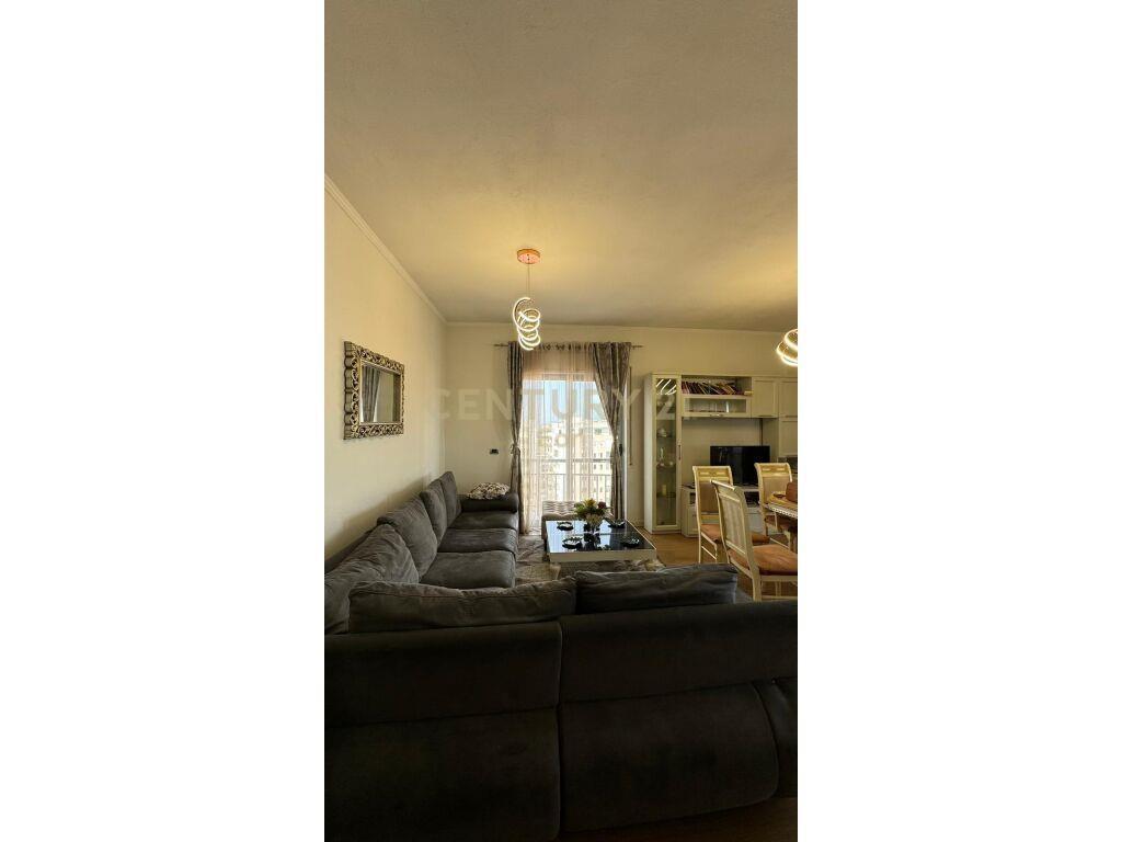 JEPET ME QERA APARTAMENTI 3+1+2 PRANE QENDRES TREGTARE ,BLUE