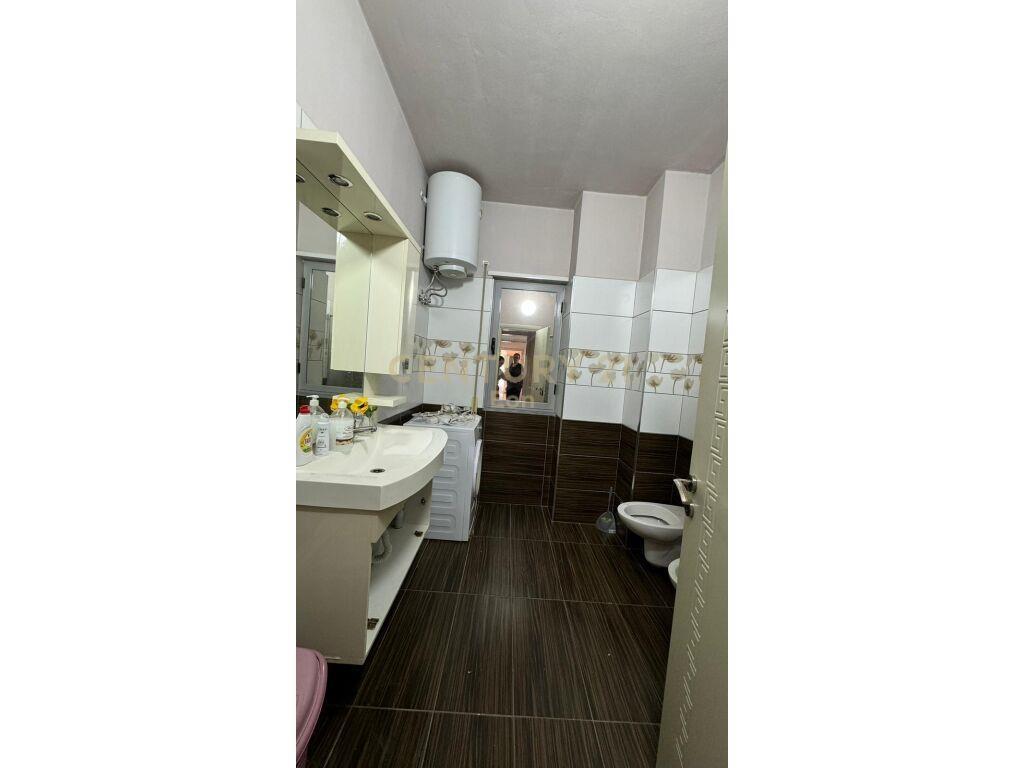 JEPET ME QERA APARTAMENTI 3+1+2 PRANE QENDRES TREGTARE ,BLUE