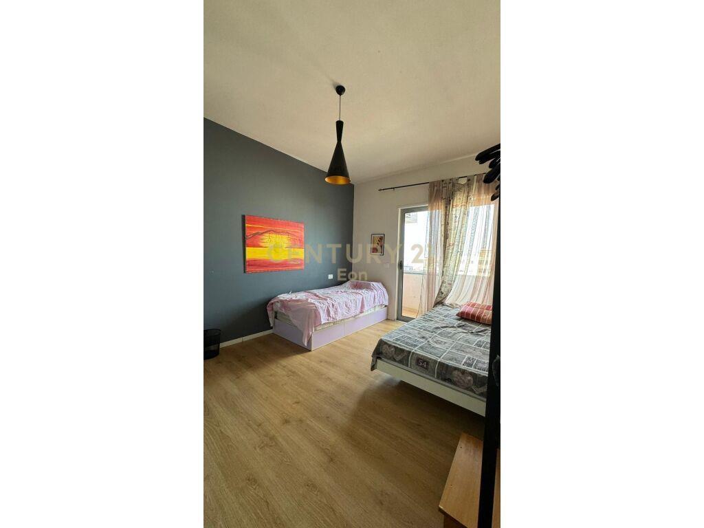 JEPET ME QERA APARTAMENTI 3+1+2 PRANE QENDRES TREGTARE ,BLUE