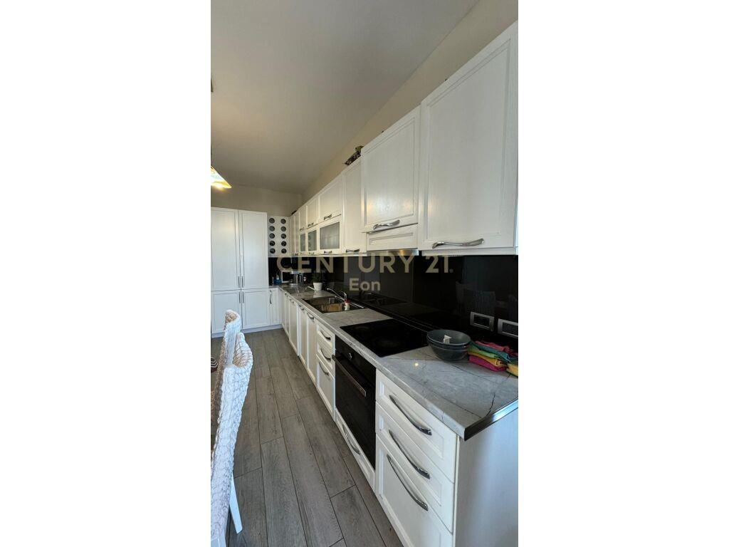 JEPET ME QERA APARTAMENTI 3+1+2 PRANE QENDRES TREGTARE ,BLUE