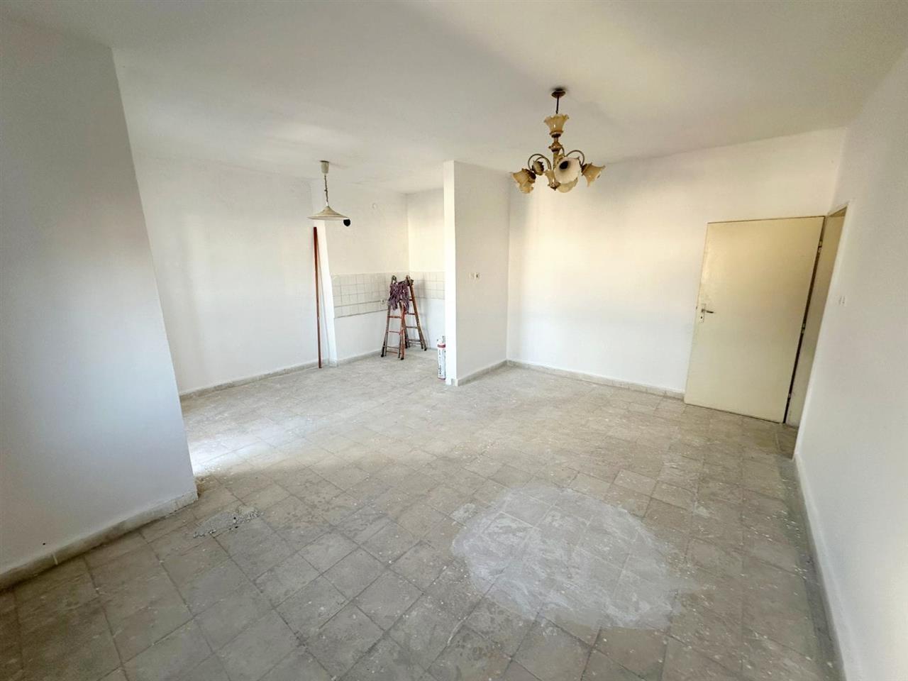 Kavaje , apartament 2+1,perballe shkolles profesionale.