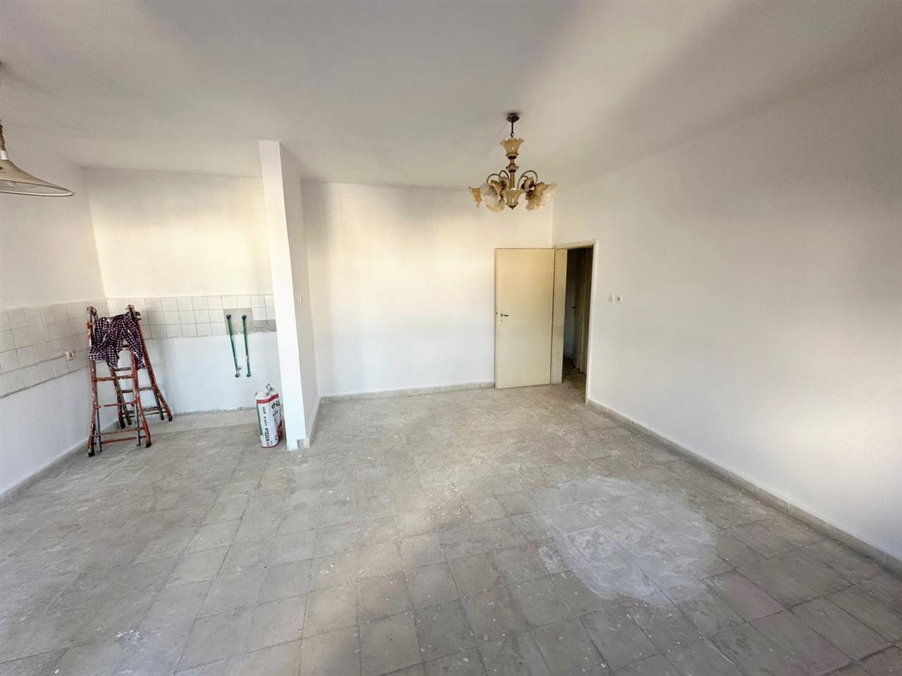 Kavaje , apartament 2+1,perballe shkolles profesionale.