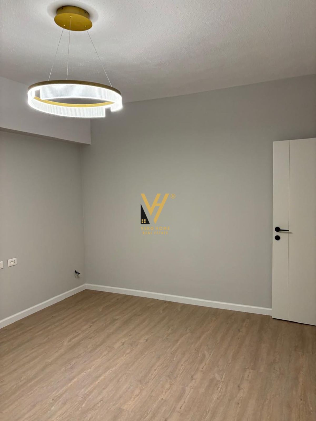 AMBIENT BIZNESI ME QERA NE BLLOK 70.000 LEKE