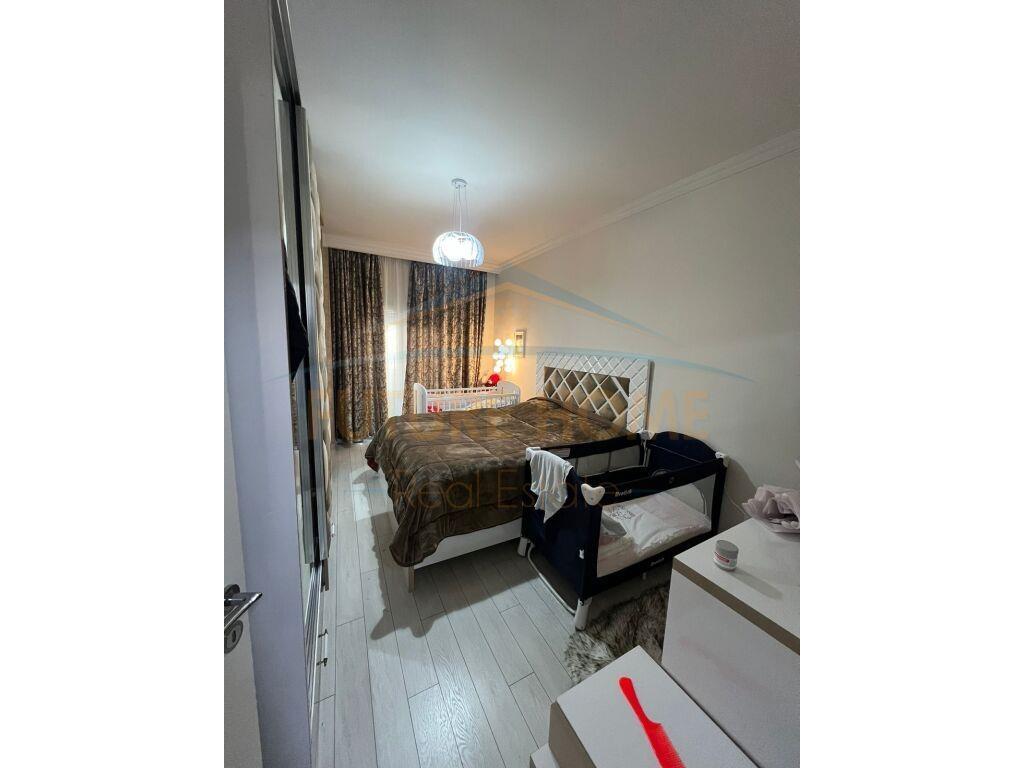 Shitet, Apartament 1+1, Unaza e Re, Tiranë.