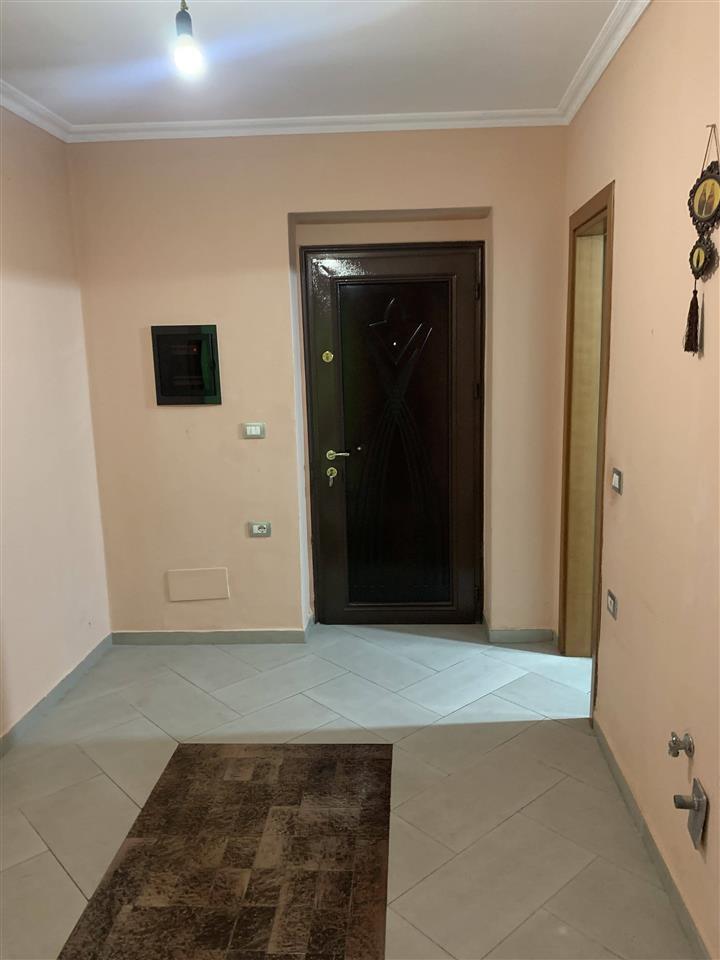 Shtepi 2+1 e pa mobiluar 2 banjo oborr dhe pakim i mbuluar