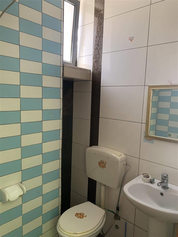 Shtepi 2+1 e pa mobiluar 2 banjo oborr dhe pakim i mbuluar