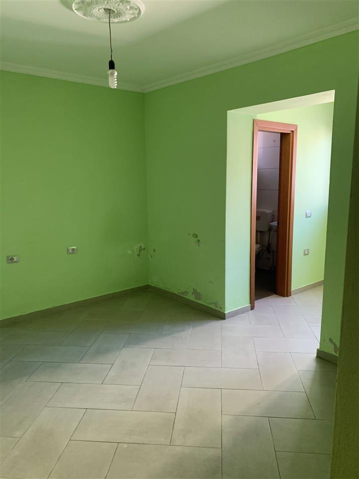 Shtepi 2+1 e pa mobiluar 2 banjo oborr dhe pakim i mbuluar