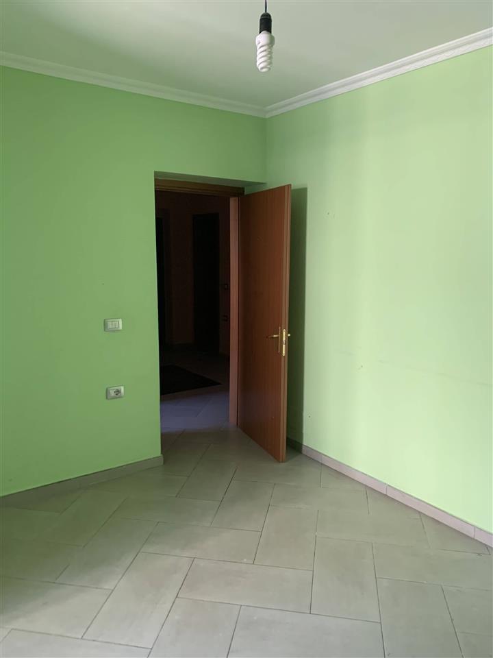 Shtepi 2+1 e pa mobiluar 2 banjo oborr dhe pakim i mbuluar