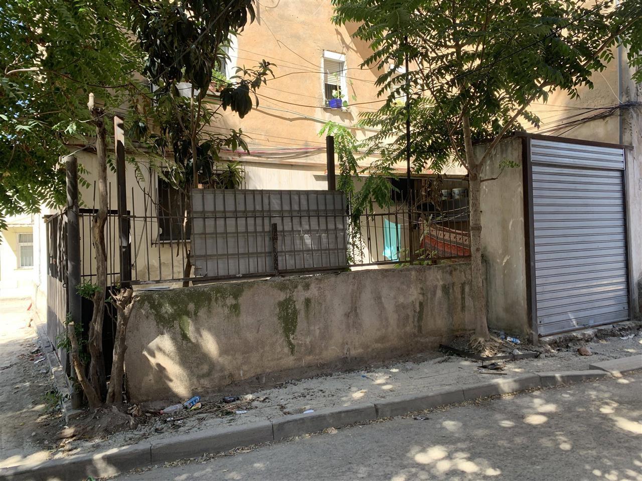 Shtepi 2+1 e pa mobiluar 2 banjo oborr dhe pakim i mbuluar