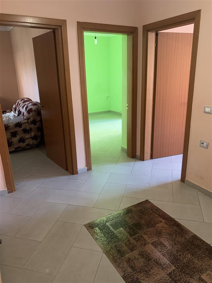Shtepi 2+1 e pa mobiluar 2 banjo oborr dhe pakim i mbuluar