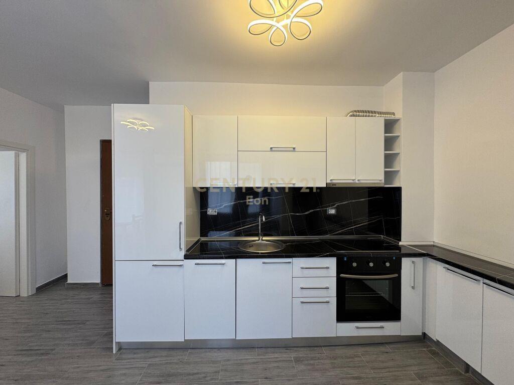 APARTAMENT 1+1 PAMJE DETI+POST PARKIMI NE SHKEMBIN E KAVAJES