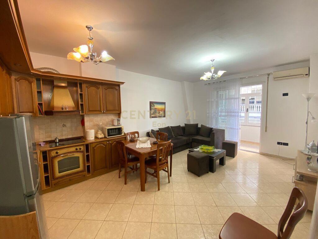 SHITET APARTAMENT 1+1,TEK RRUGA E RE E PORTIT!