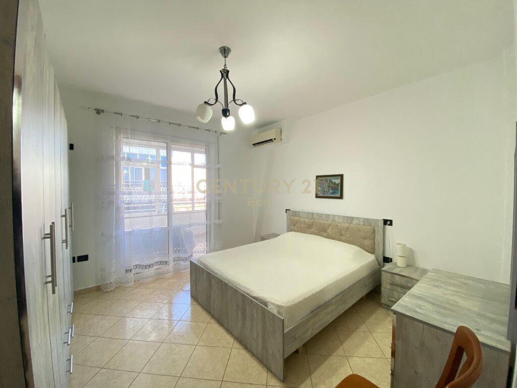 SHITET APARTAMENT 1+1,TEK RRUGA E RE E PORTIT!