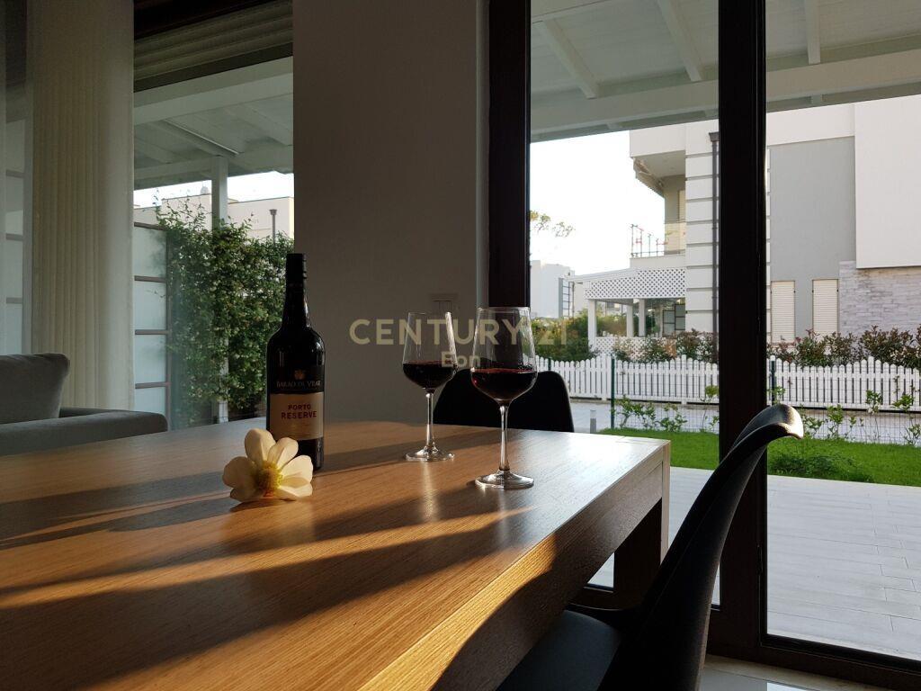 Vila me Qira në Gjirin e Lalzit!