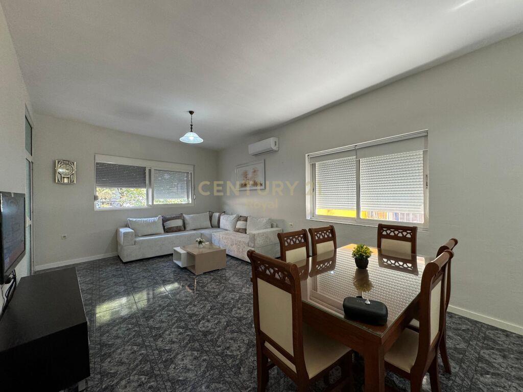 Jepet me qira vile dy kateshe ne rrugen e Dibres, prane Hote