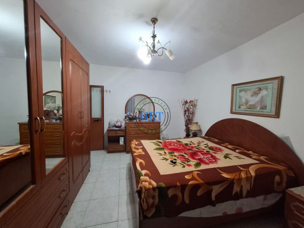 Shitet, Apartament 2+1,pranë Shkollës Qemal Mici
