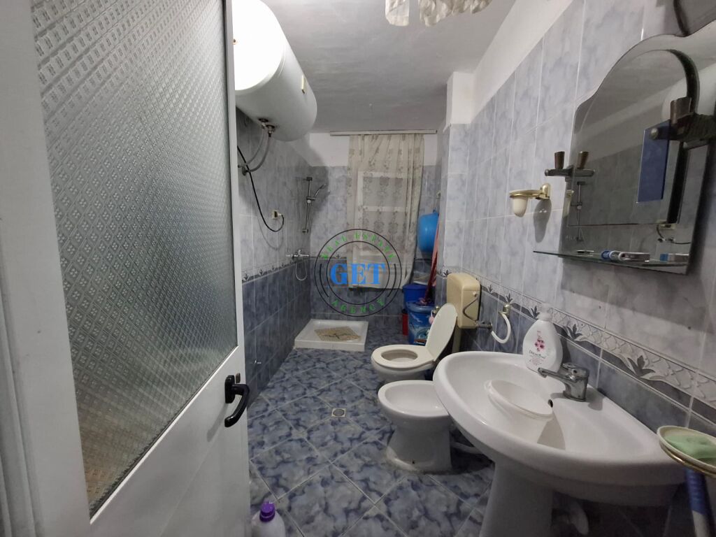 Shitet, Apartament 2+1,pranë Shkollës Qemal Mici