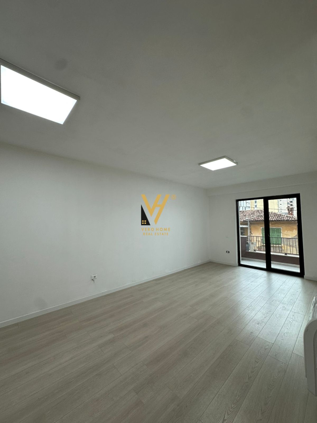 ZYRE 96 M2 ME QERA TE MYSLYM SHYRI 650 EURO