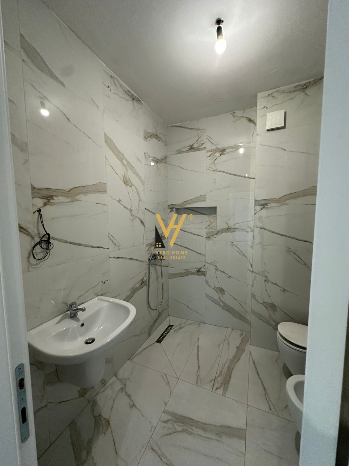 ZYRE 96 M2 ME QERA TE MYSLYM SHYRI 650 EURO