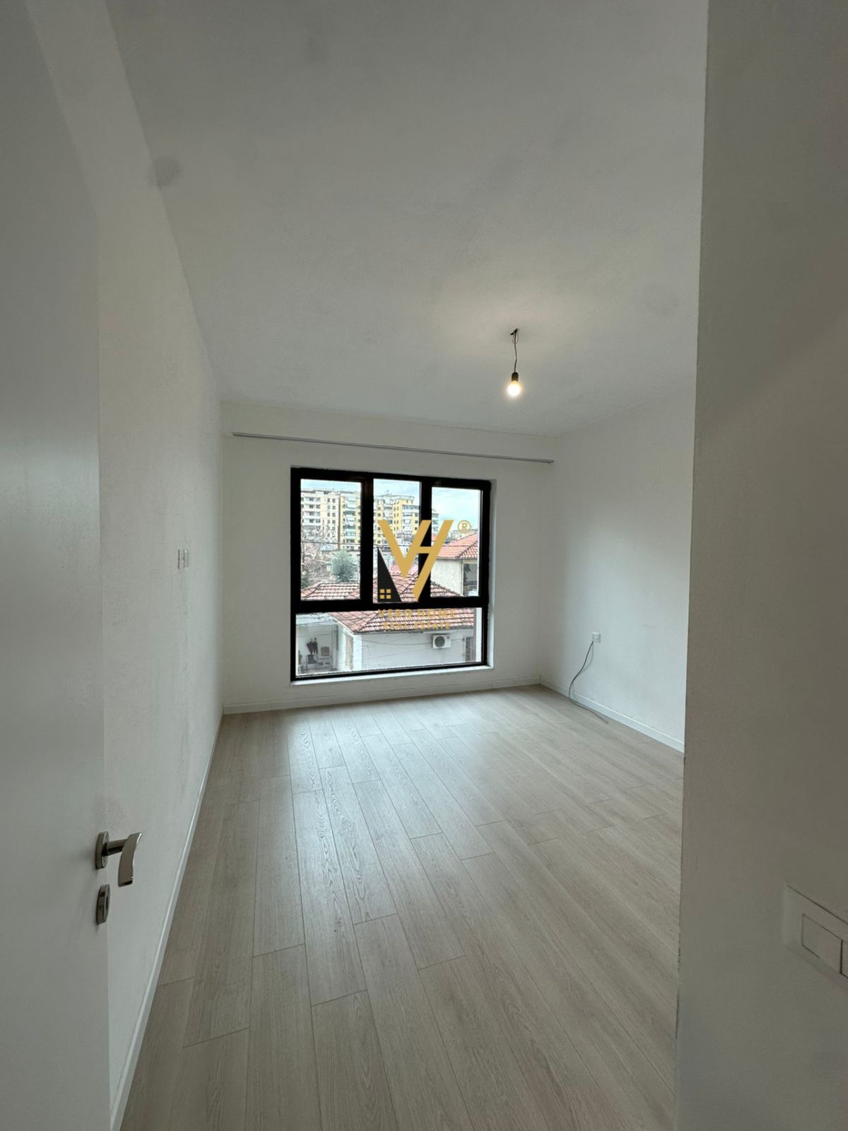 ZYRE 96 M2 ME QERA TE MYSLYM SHYRI 650 EURO