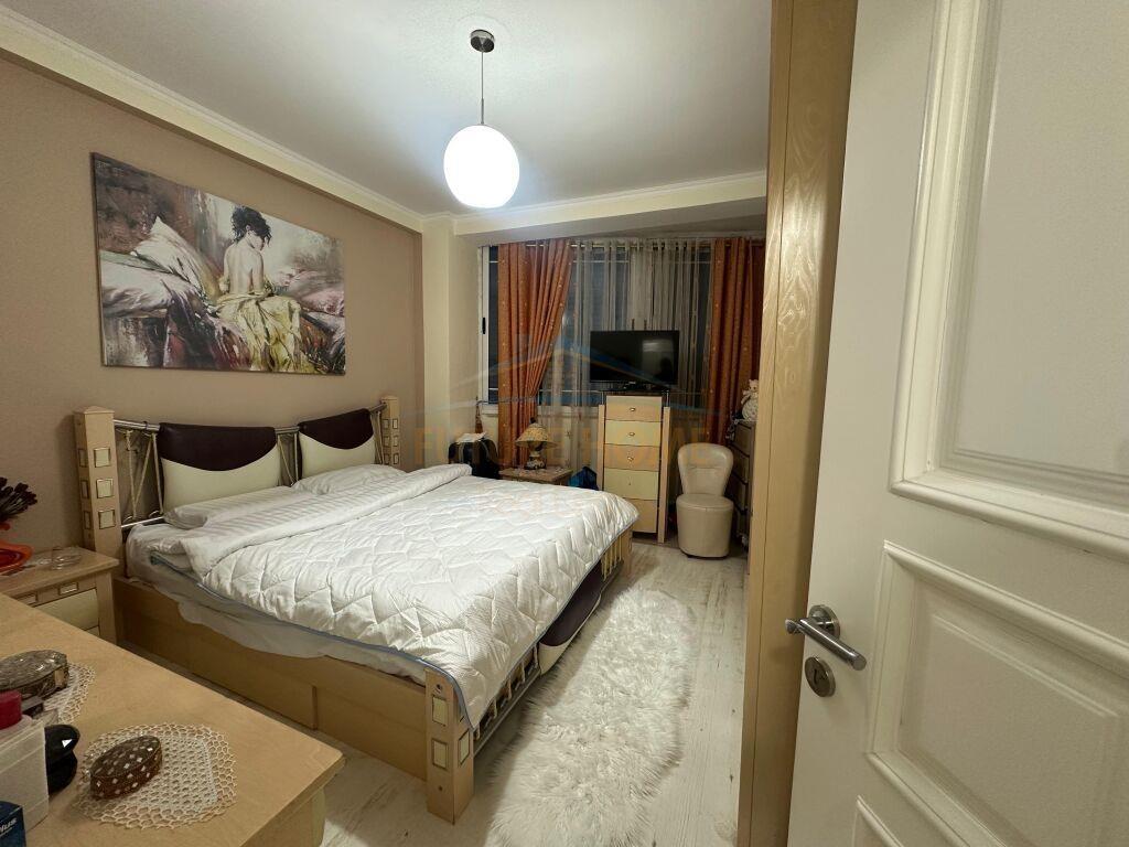 Shitet, Apartament 3+1+2, Kodra e Diellit, Tiranë.