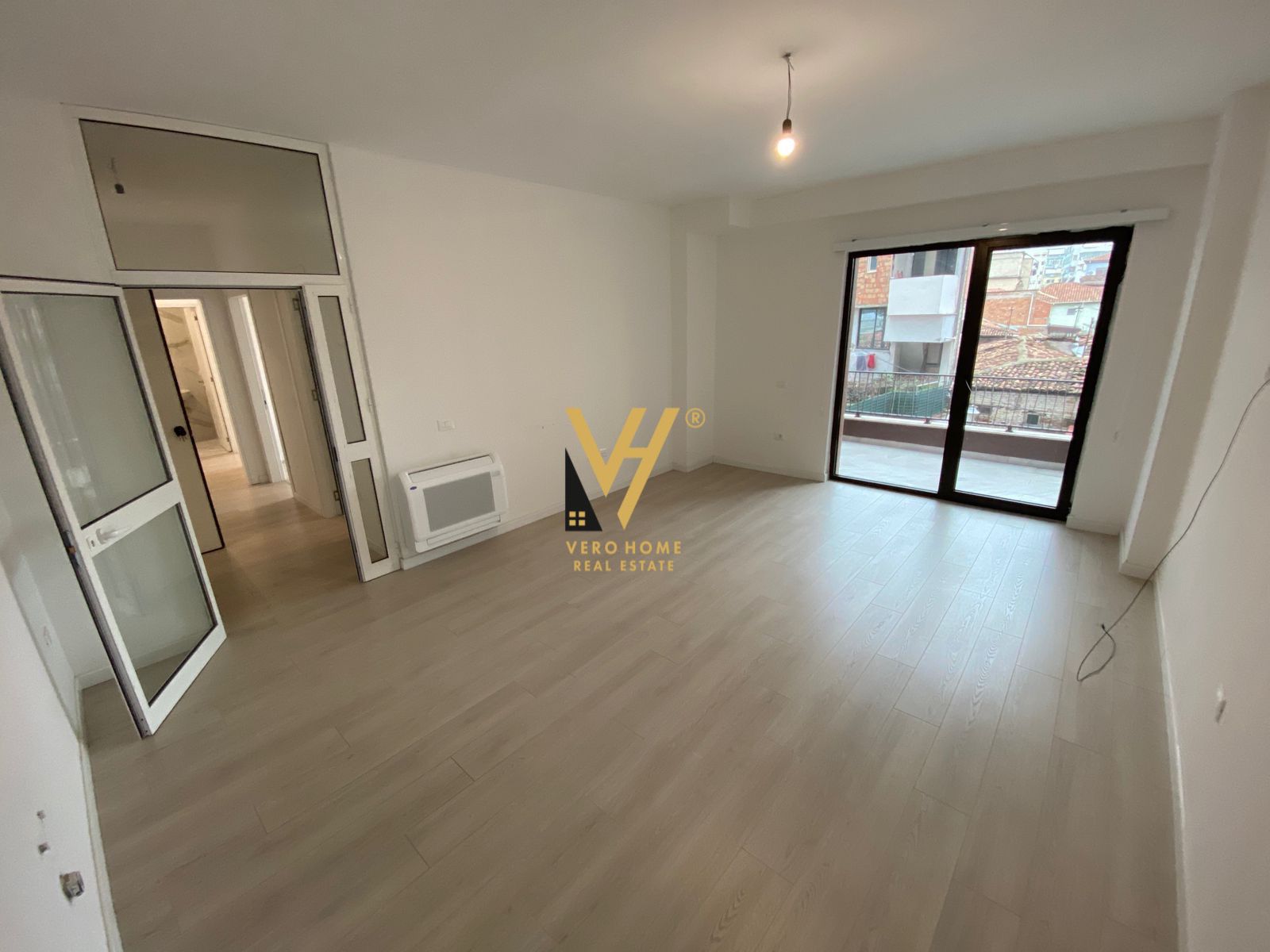 ZYRE 96 M2 ME QERA TE RRUGA MYSLYM SHYRI 700 EURO