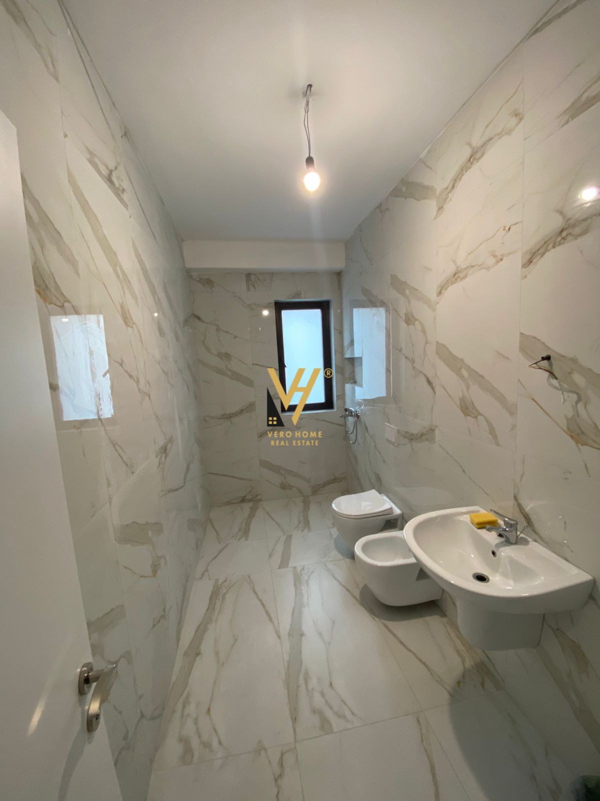 ZYRE 96 M2 ME QERA TE RRUGA MYSLYM SHYRI 700 EURO