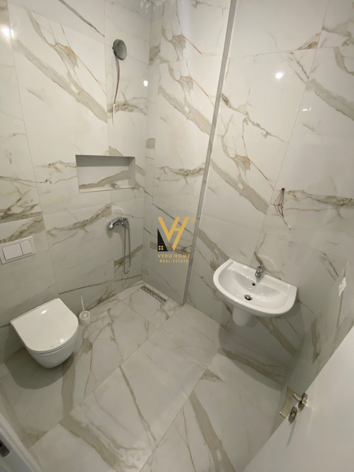 ZYRE 96 M2 ME QERA TE RRUGA MYSLYM SHYRI 700 EURO