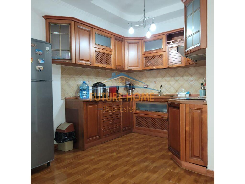 Shitet, Apartament 1+1, Komuna e Parisit, Tiranë