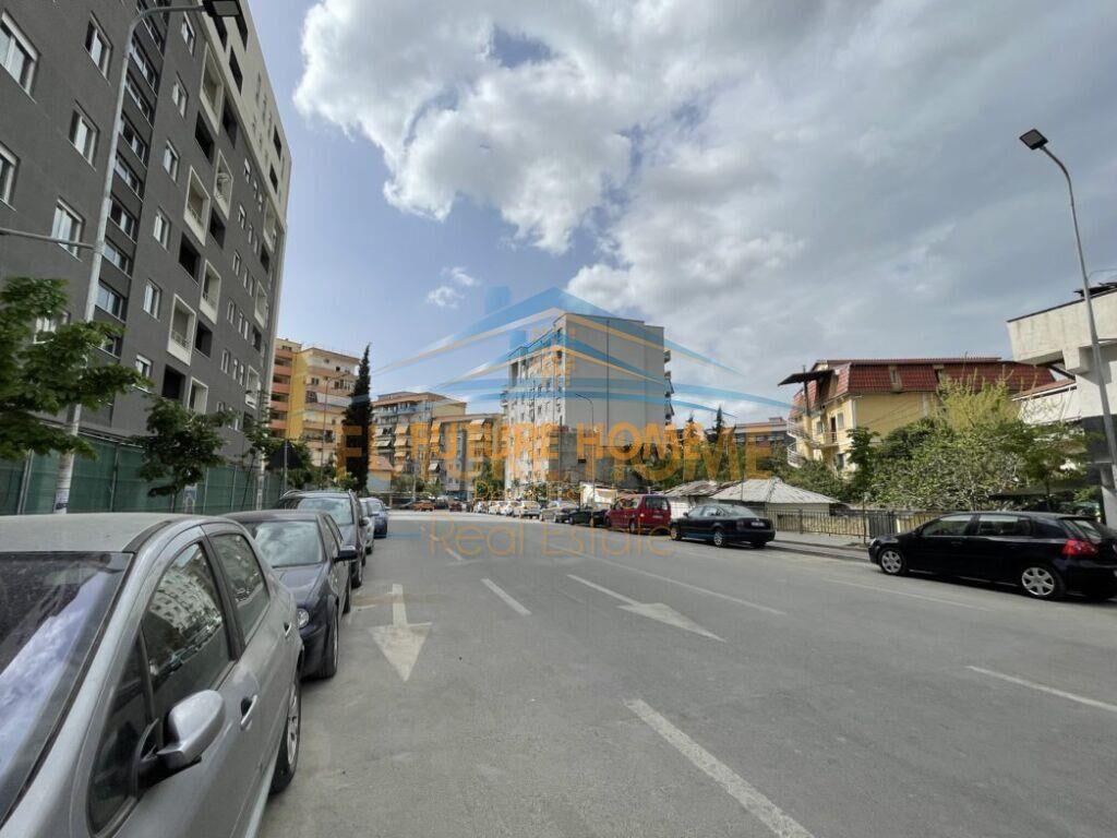 Shitet, Apartament 1+1, Komuna e Parisit, Tiranë