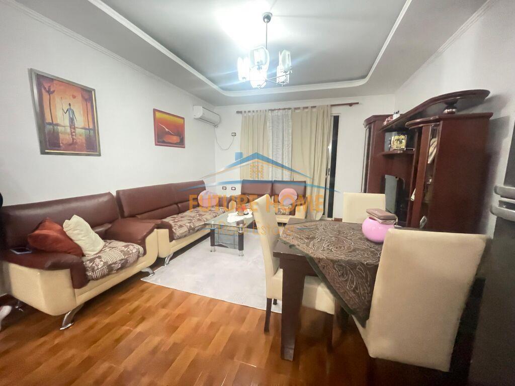 Shitet, Apartament 1+1, Komuna e Parisit, Tiranë