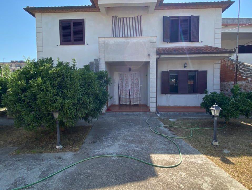 Kavaje,shtepi private pak metra nga bulevardi ,”Josif Budo “