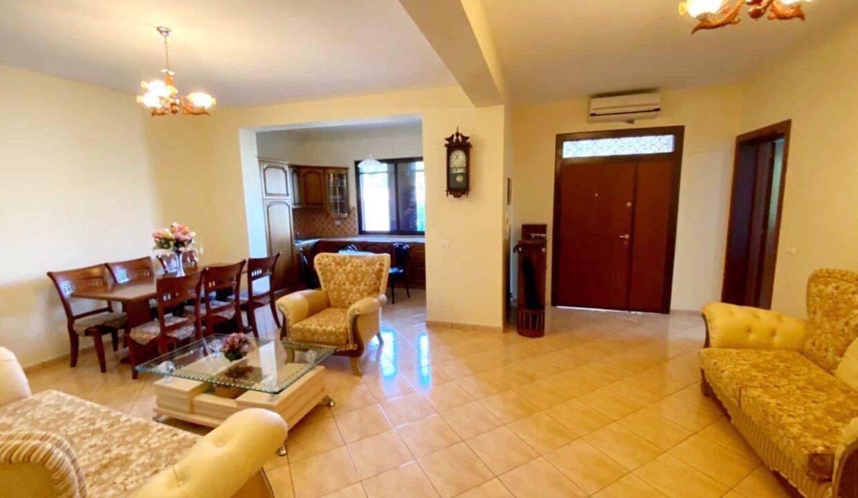 Kavaje,shtepi private pak metra nga bulevardi ,”Josif Budo “