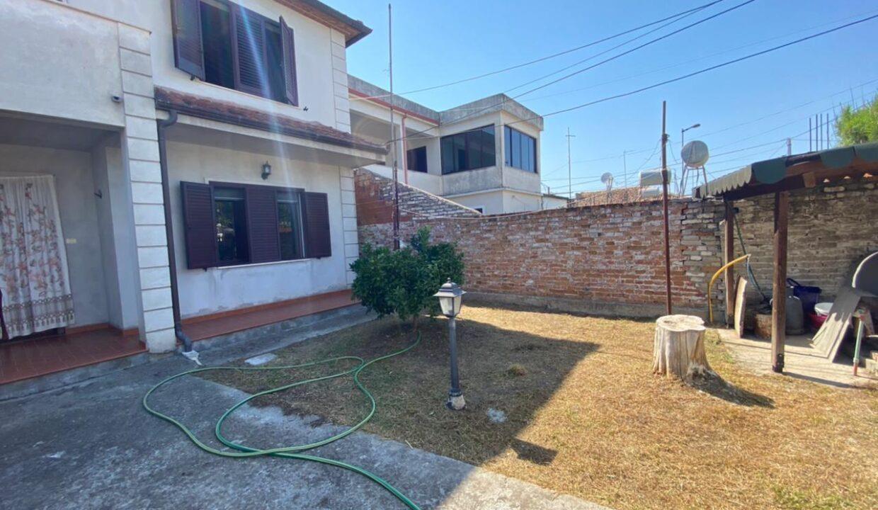 Kavaje,shtepi private pak metra nga bulevardi ,”Josif Budo “