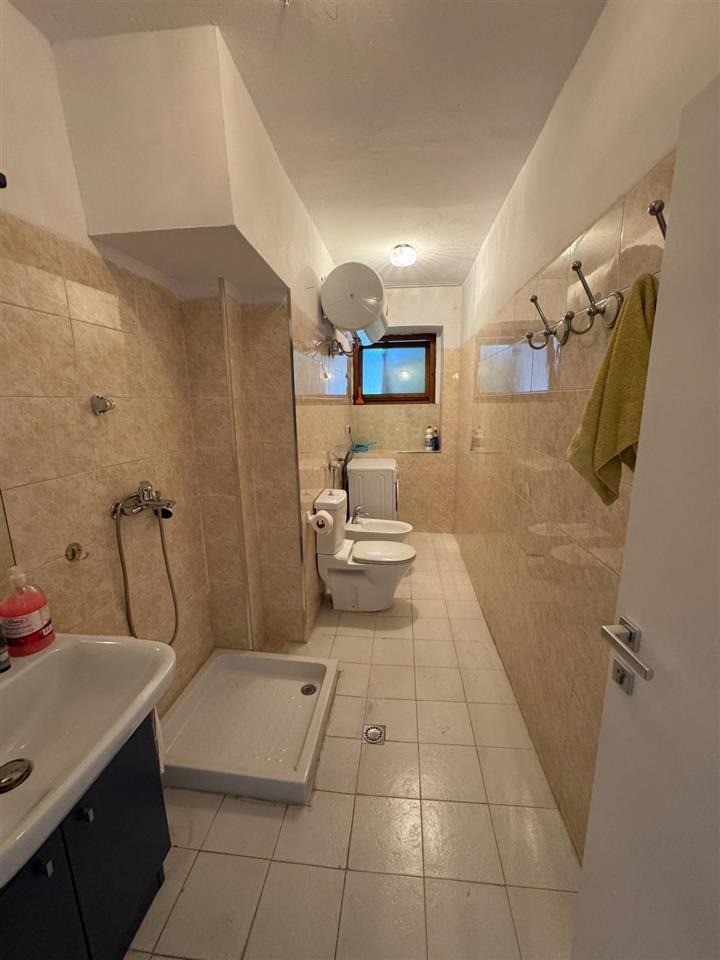 Kavaje,apartament 3+1+2 tualete,afer qendres.