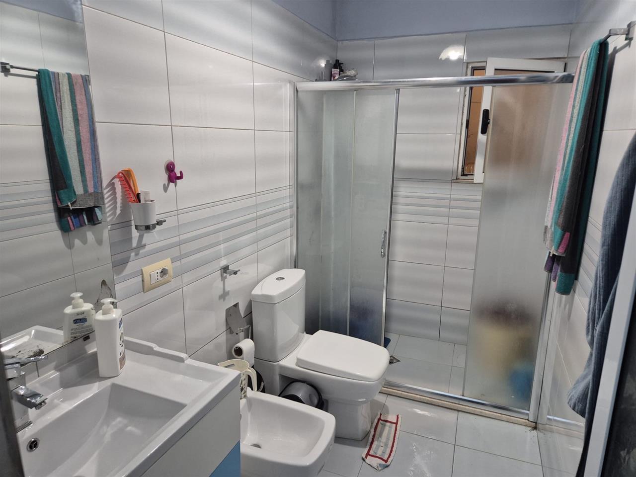 Jepet me qera Apartament 1+1 tek ish tregu elektrik