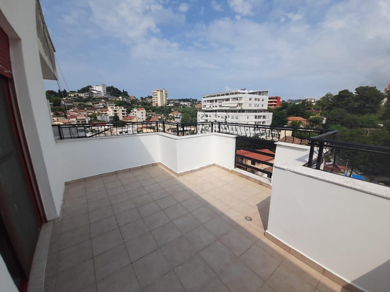 JEPET ME QIRA 2+1+2 TE GJYKATA