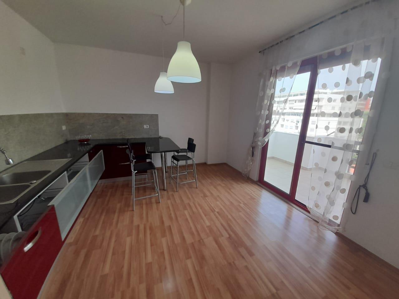 JEPET ME QIRA 2+1+2 TE GJYKATA