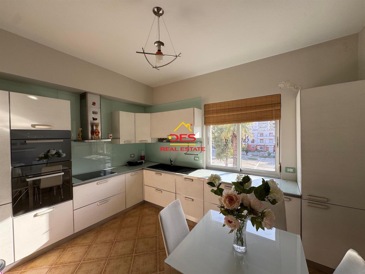 JEPET ME QIRA APARTAMENT 2+1 PRANË TEATRIT “PETRO MARKO” ,VL