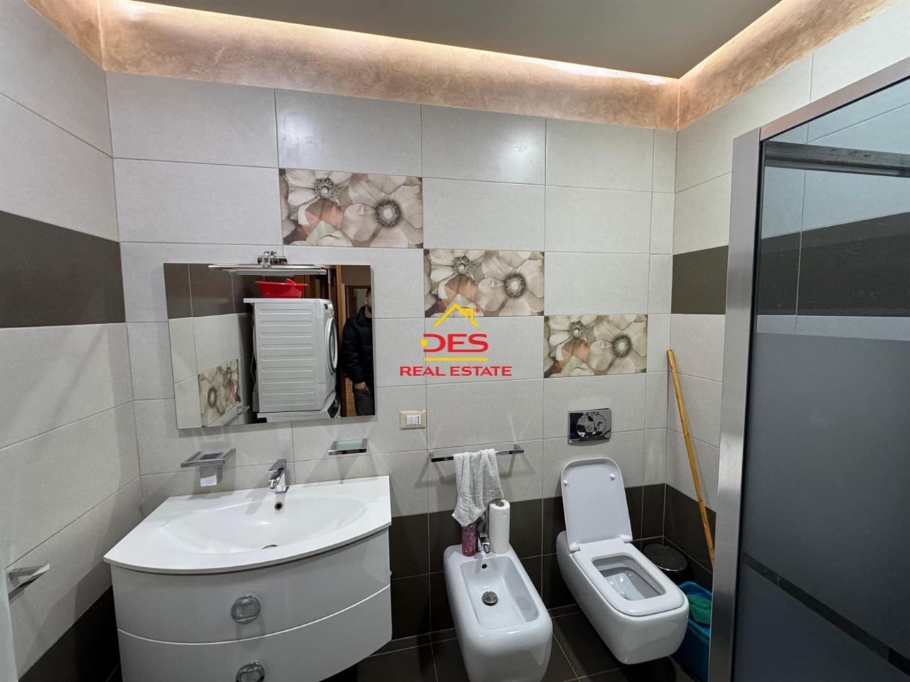 JEPET ME QIRA APARTAMENT 2+1 PRANË TEATRIT “PETRO MARKO” ,VL