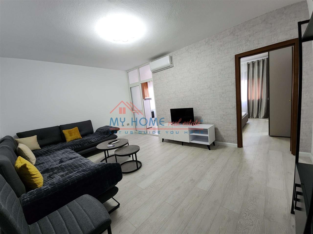 Apartament 1+1 me qera Komuna e Parisit ne Tirane
