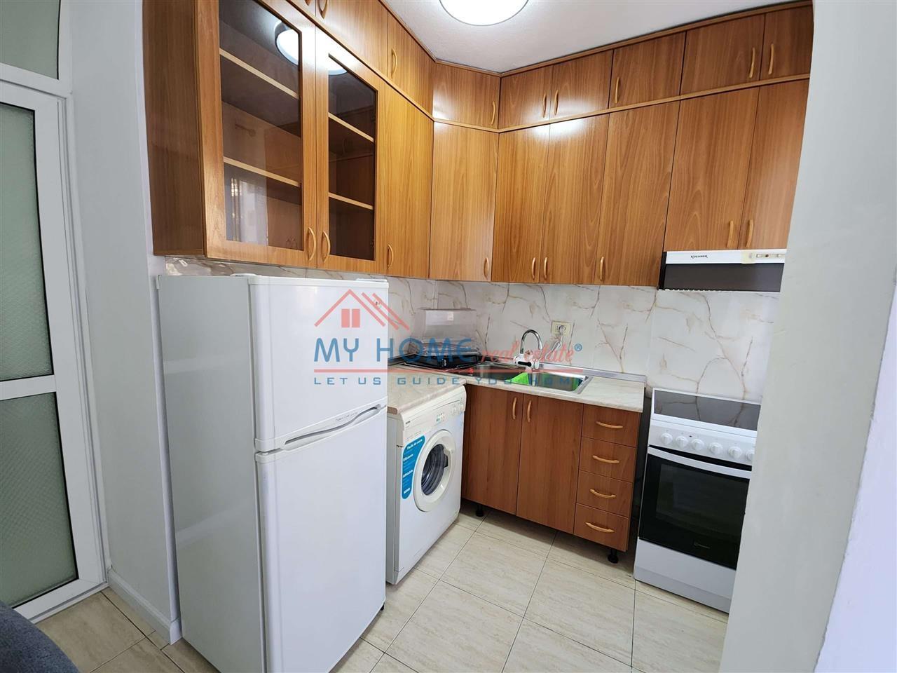 Apartament 1+1 me qera Komuna e Parisit ne Tirane