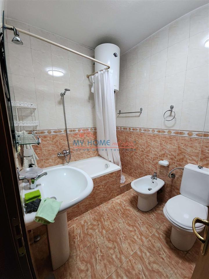 Apartament 1+1 me qera Komuna e Parisit ne Tirane
