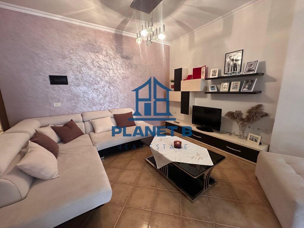 Jepet me qera apartamenti 2+1 tek shtëpia e Oficerave,Vlorë