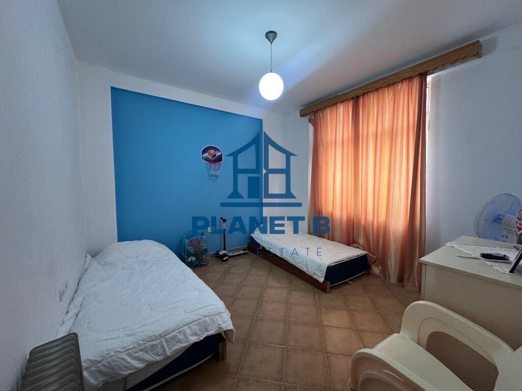 Jepet me qera apartamenti 2+1 tek shtëpia e Oficerave,Vlorë