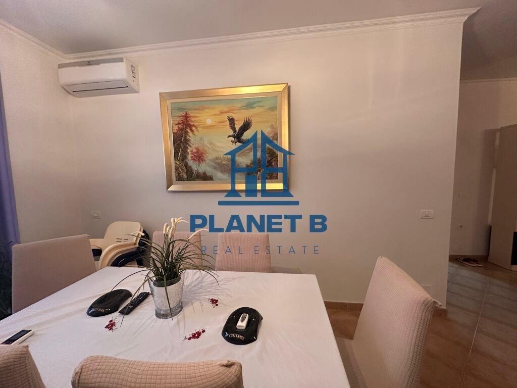 Jepet me qera apartamenti 2+1 tek shtëpia e Oficerave,Vlorë
