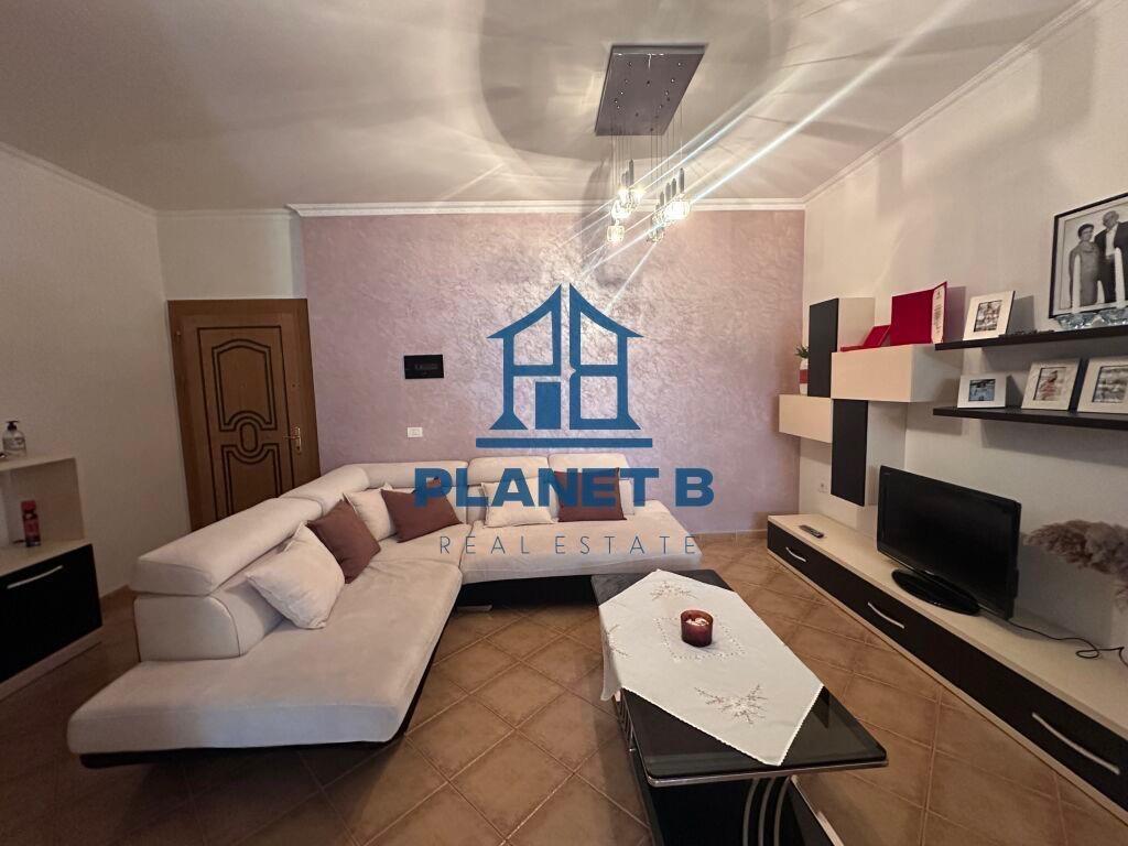 Jepet me qera apartamenti 2+1 tek shtëpia e Oficerave,Vlorë